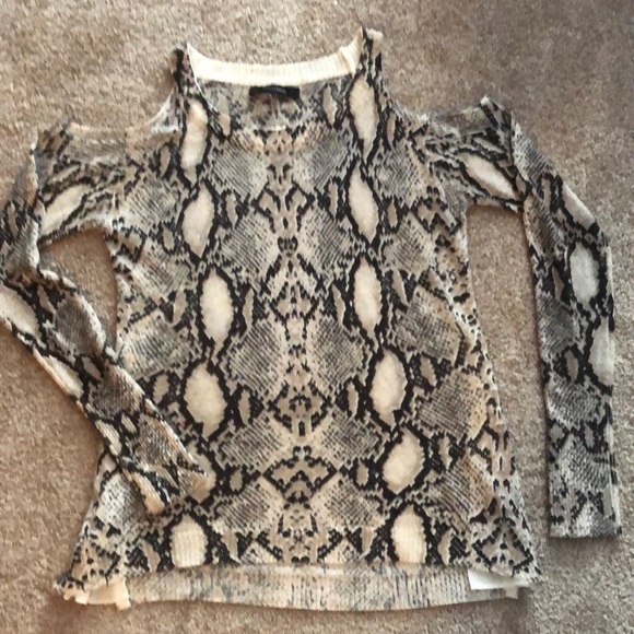 Olivaceous medium snake print cold shoulder top - Picture 1 of 5